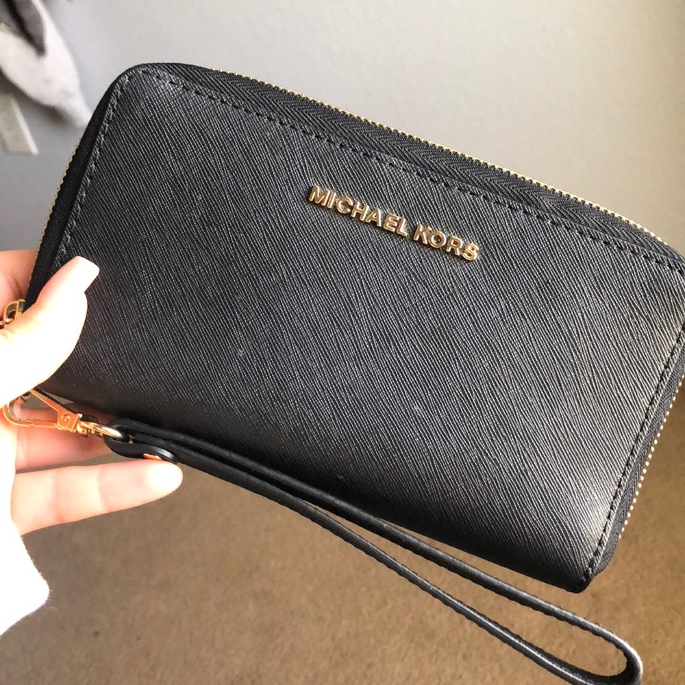 MICHAEL KORS BLACK WALLET (wristlet)